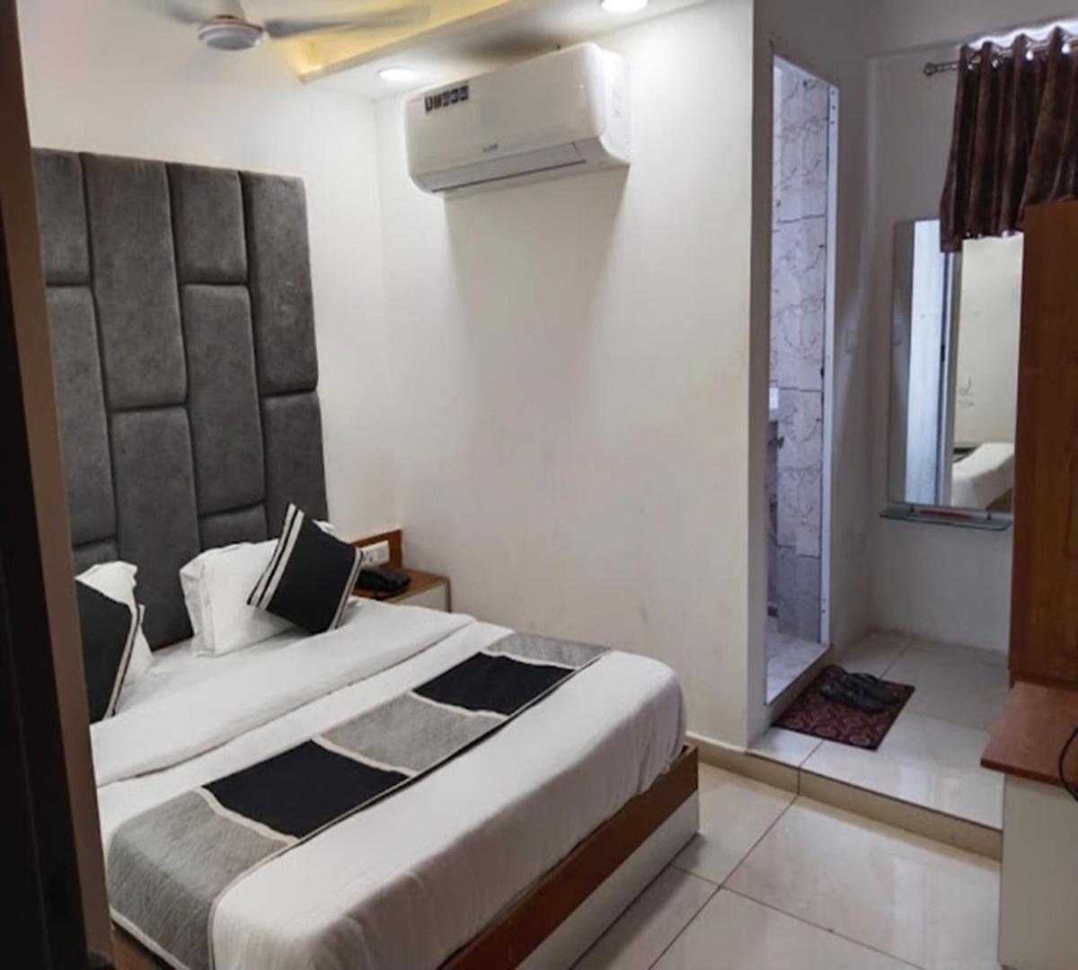 Galaxy Inn Hotel Ahmedabad Extérieur photo